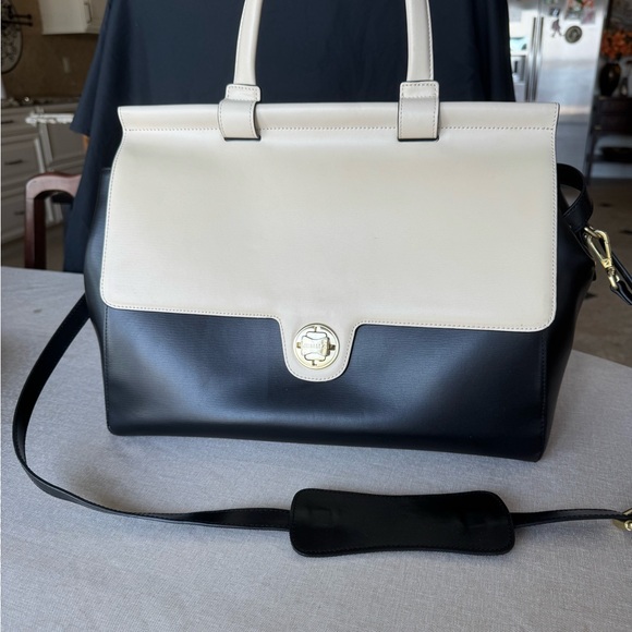 Jemma Handbags - Elegant Two-Tone Satchel in Black and Cream
Jemma Emma Traveler 39